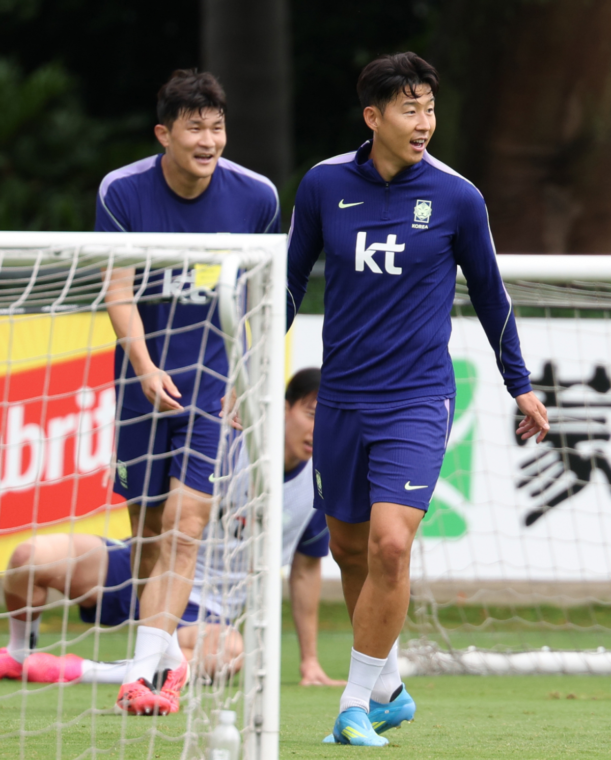 대한민국 축구 국가대표팀이 2026 북중미월드컵 A조 2차 예선을 앞두고 14일 멕시코 과달라하라 치바스 베르데 바예에서 훈련을 진행했다.  김민재, 손흥민이 미니 게임 훈련을 하고 있다. /사진=김진경 대기자