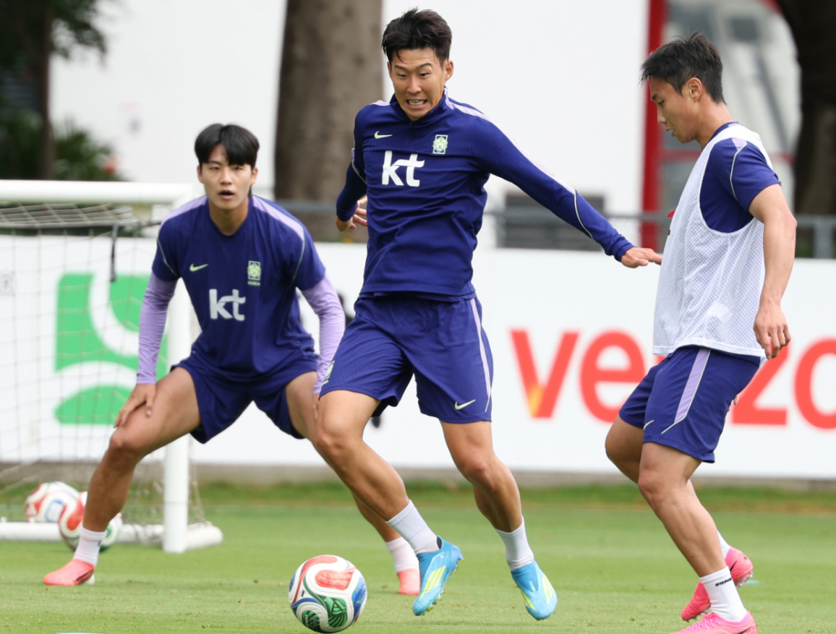 대한민국 축구 국가대표팀이 2026 북중미월드컵 A조 2차 예선을 앞두고 14일 멕시코 과달라하라 치바스 베르데 바예에서 훈련을 진행했다.  손흥민이 미니 게임 훈련을 하고 있다. /사진=김진경 대기자