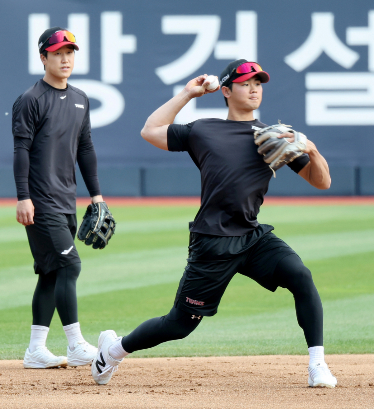 LG 내야수 이영빈이 30일 수원KT위즈파크에서 열린 2026KBO리그 LG트윈스와 KT위즈 경기를 앞두고 구본혁과 함께 수비훈련을 하고 있다.. 2026.04.29. /사진=강영조 cameratalks@