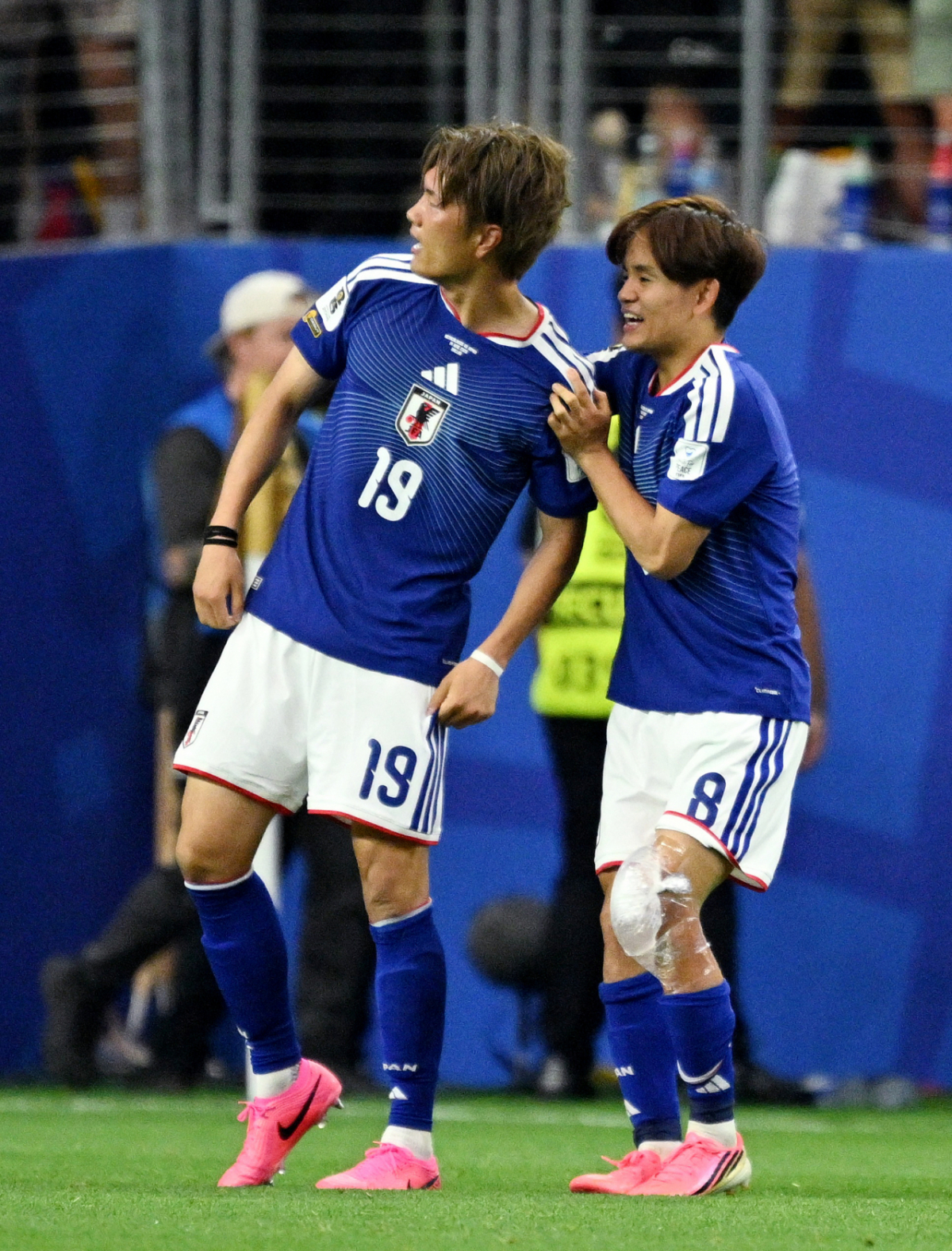 15일 일본 댈러스 스타디움에서 열린 네덜란드와의 2026 FIFA 북중미 월드컵 조별리그 F조 1차전에서 교체된 일본 축구 국가대표팀 구보 다케후사(오른쪽)가 왼쪽 무릎에 아이싱을 한 채 극적인 동점골을 이끌어낸 오가와 고키를 축하해주고 있다. /로이터=뉴스1