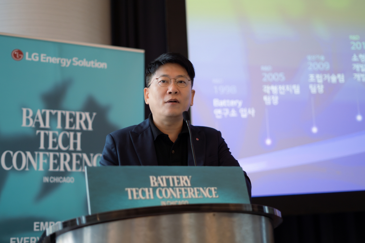 LG에너지솔루션은 13일(현지시간) 미국 시카고에서 글로벌 인재 행사 'BTC(Battery Tech Conference)'를 개최했다. 사진은 김동명 LG에너지솔루션 CEO(최고경영자) 사장이 발표하고 있는 모습./사진제공=LG에너지솔루션