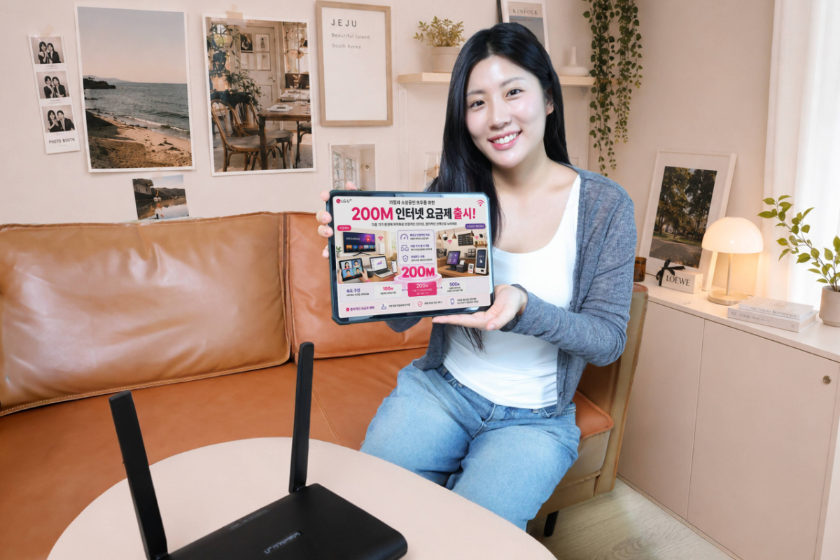 사진은 LG유플러스 직원이 새로 나온 '200M 인터넷 요금제'를 소개하는 모습./사진=LG유플러스