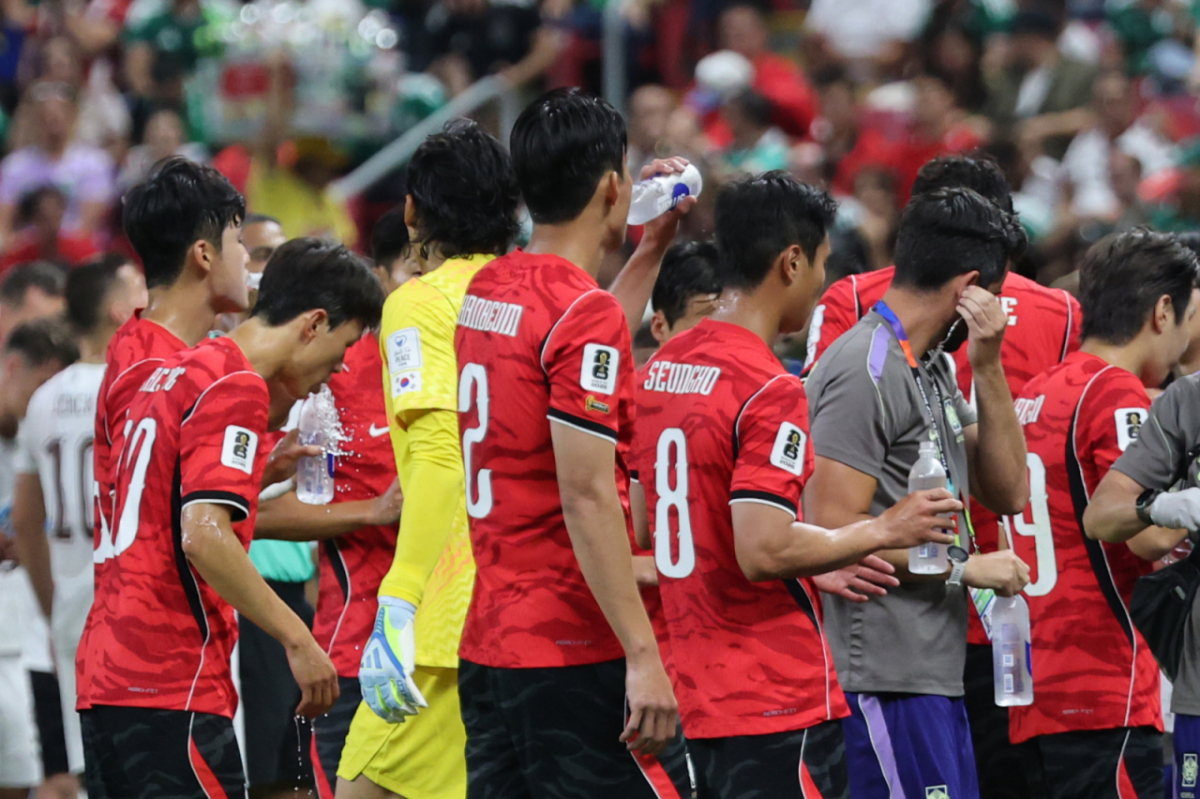 2026 국제축구연맹(FIFA) 북중미 월드컵에서 경기 도중 의무적으로 시행되는 '하이드레이션 브레이크(수분 보충 휴식)'를 둘러싸고 선수 보호가 아닌 광고 수익을 위한 조치인 것으로 보인다는 논란이 커지고 있다. 지난 12일(한국 시간) 2026 북중미 월드컵 체코전 도중 하이드레이션 브레이크를 갖는 홍명보호의 모습. 사진은 참고 이미지. /사진=뉴스1