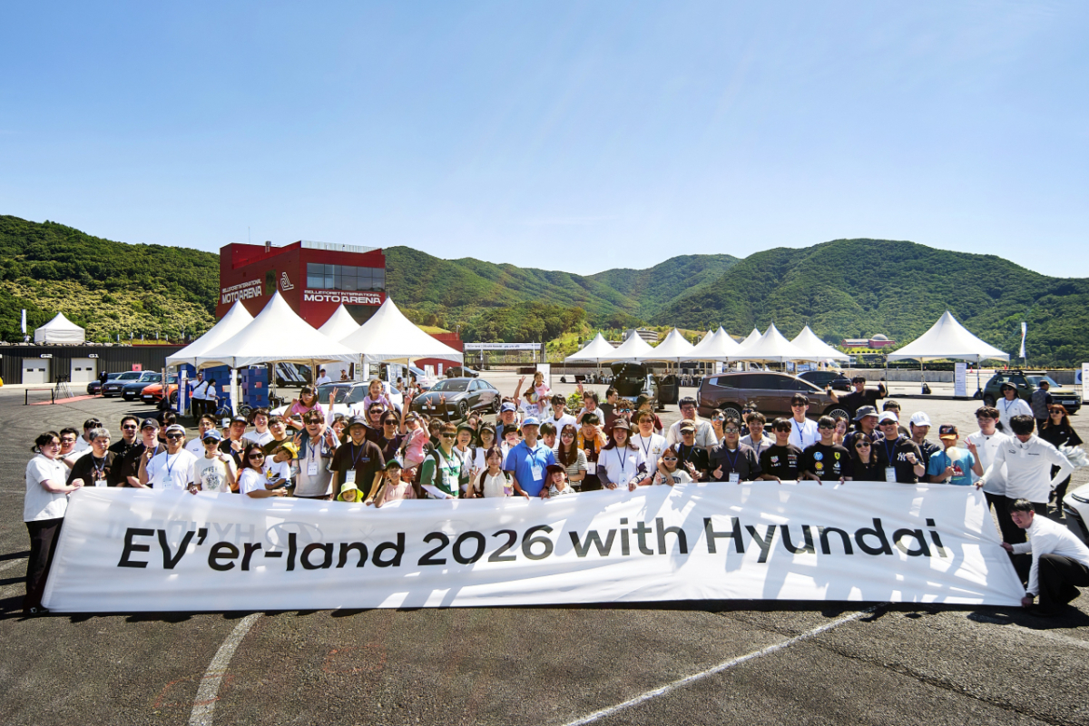 지난 13일 충청북도 증평군 벨포레 모토아레나에서 열린 오프라인 전기차 체험 행사 'EV'er-land 2026'에서 참가자들이 기념 촬영을 하고 있는 모습. /사진제공=현대차