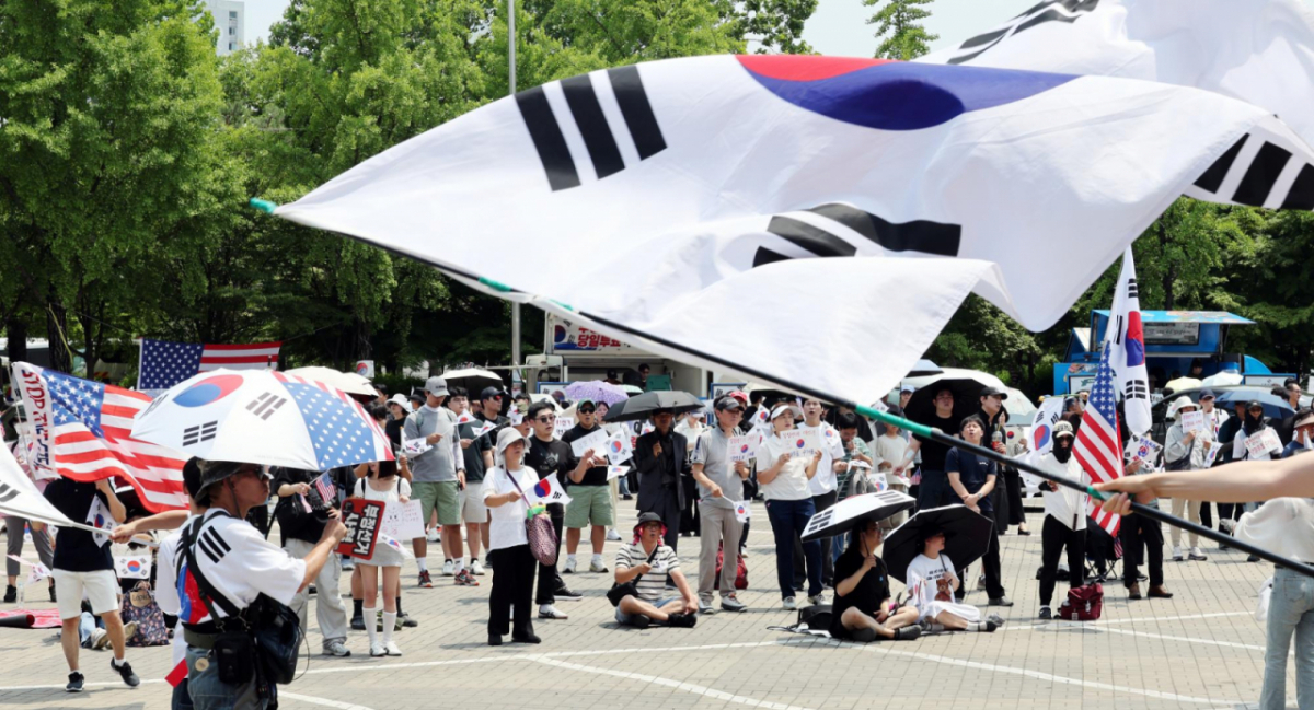 제9회 전국동시지방선거 투표용지 부족 사태에 항의하며 개표소 봉쇄 시위를 이어가고 있는 14일 서울 송파구 올림픽공원 핸드볼경기장에 설치된 개표소 앞에서 시민들이 구호를 외치고 있다./사진=뉴시스.