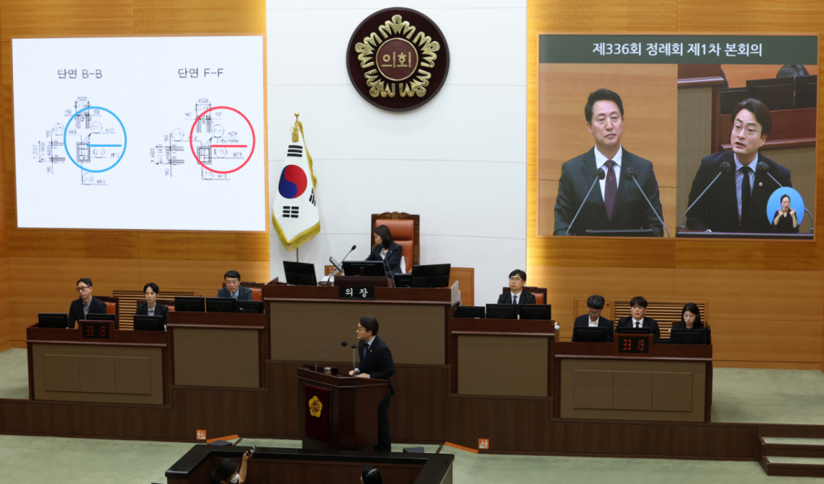 오세훈 서울시장이 지난 11일 서울 중구 서울시의회에서 열린 제336회 정례회 제1차 본회의 서울시정 및 교육행정에 관한 질문에서 박유진 더불어민주당 의원 질문을 듣고 있다./사진=뉴시스