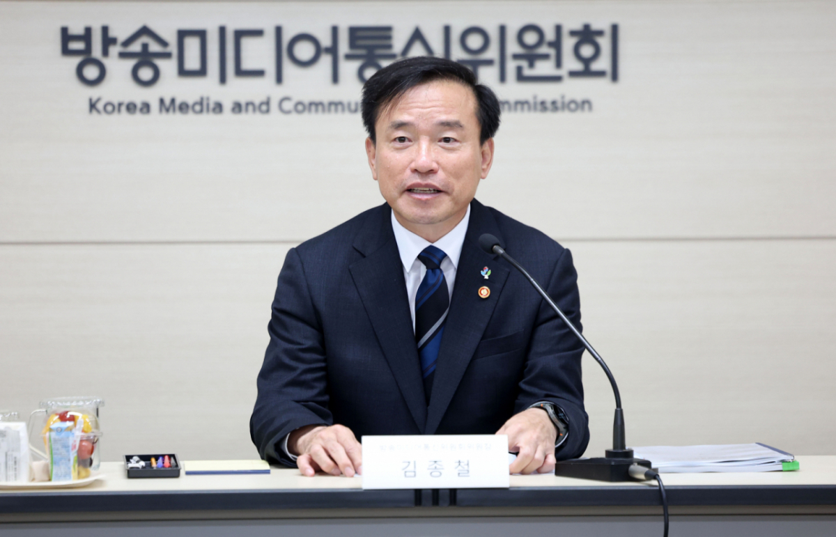 김종철 방송미디어통신위원장이 15일 경기 과천시 정부과천청사 방송미디어통신위원회에서 취임 6개월을 맞아 출입기자단과 간담회를 하고 있다. /사진=뉴시스