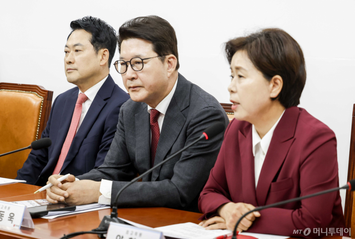 [서울=뉴시스] 정병혁 기자 = 장동혁 국민의힘 대표가 15일 오전 서울 여의도 국회에서 열린 최고위원회의에서 양향자 최고위원의 발언을 듣고 있다.  2026.06.15. jhope@newsis.com /사진=정병혁