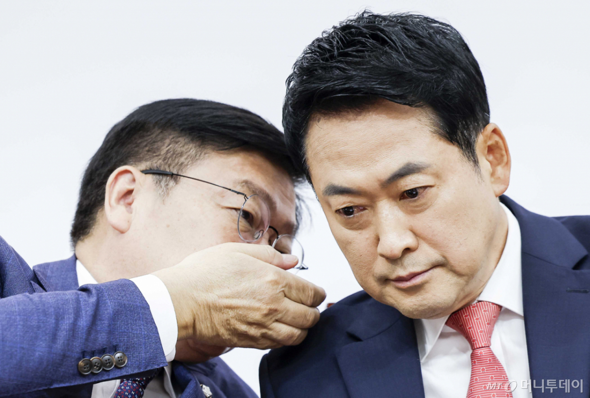 [서울=뉴시스] 정병혁 기자 = 장동혁 국민의힘 대표와 정점식 원내대표가 15일 오전 서울 여의도 국회에서 열린 최고위원회의에서 귀엣말을 하고 있다.  2026.06.15. jhope@newsis.com /사진=정병혁