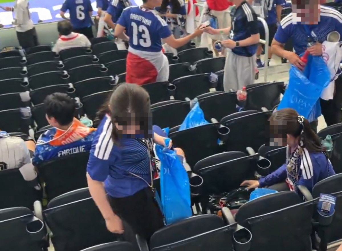 15일(한국시간) 오전 5시 2026 북중미 월드컵 F조 조별리그 1차전 네덜란드와의 경기 후 일본 관중들이 쓰레기 봉투를 들고 경기장을 치우는 모습./사진=X 갈무리