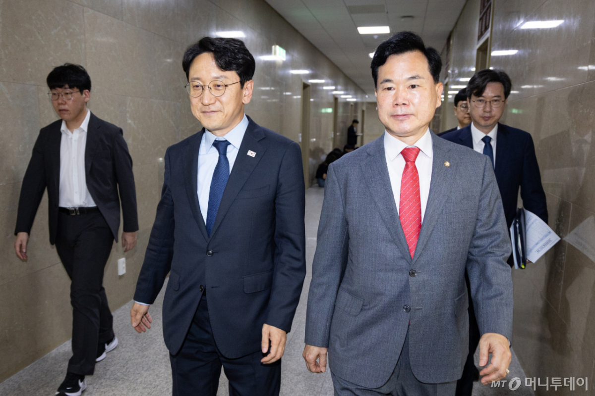 (서울=뉴스1) 유승관 기자 = 더불어민주당 천준호(왼쪽), 국민의힘 김승수 원내운영수석부대표가 15일 서울 여의도 국회에서 회동을 마친 후 이동하고 있다. 2026.6.15/뉴스1 Copyright © 뉴스1. All rights reserved. 무단 전재 및 재배포, AI학습 이용 금지. /사진=(서울=뉴스1) 유승관 기자