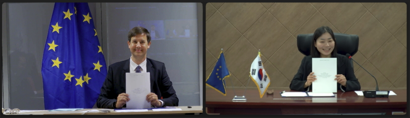 정지은 관세국경위험관리센터장(오른쪽)이 지난 4일일 비대면으로 진행된 '한-EU PNR 입수 협정 가서명식'에서 협정문을 들어 보이고 있다./사진제공=관세청