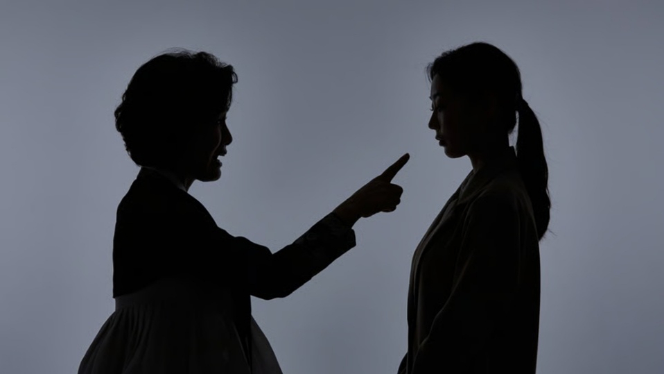 고부갈등 관련 삽화. 결혼을 앞둔 한 여성이 시댁으로부터 8억원 상당 아파트를 제공받는 조건으로 집 비밀번호 공유, 제사 필참, 출산 필수 등을 제안받았다는 사연이 전해졌다. /사진=게티이미지뱅크