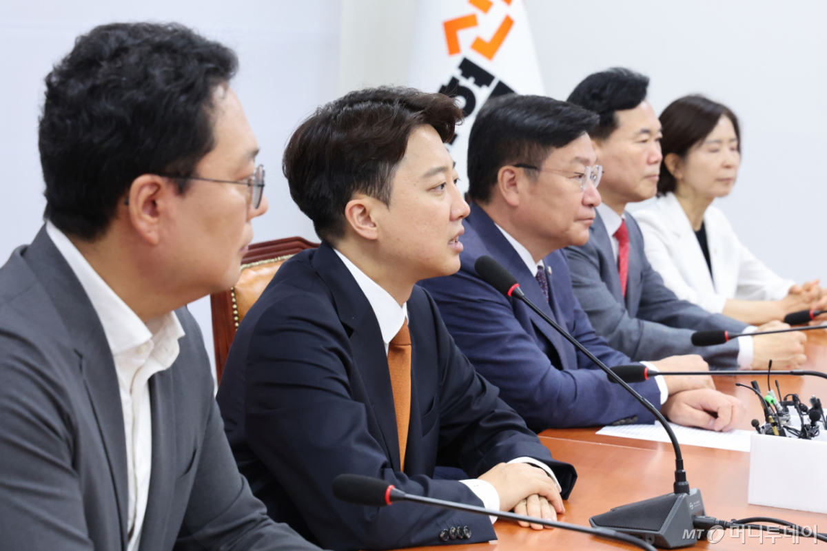 (서울=뉴스1) 신웅수 기자 = 이준석 개혁신당 대표가 15일 서울 여의도 국회에서 정점식 국민의힘 원내대표를 접견하며 인사말을 하고 있다. 2026.6.15/뉴스1 Copyright © 뉴스1. All rights reserved. 무단 전재 및 재배포, AI학습 이용 금지. /사진=(서울=뉴스1) 신웅수 기자