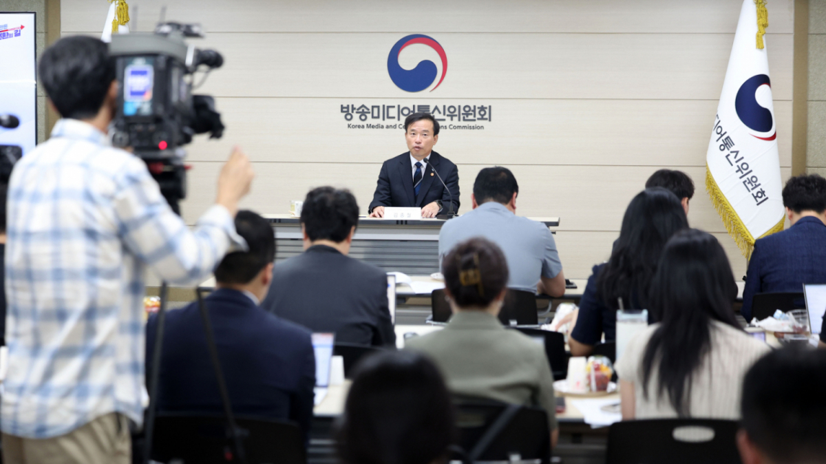 김종철 방송미디어통신위원장이 15일 경기 과천시 정부과천청사 방송미디어통신위원회에서 취임 6개월을 맞아 출입기자단과 간담회를 하고 있다./사진=뉴시스