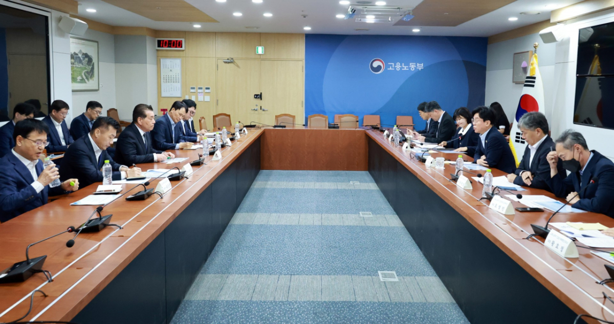 김영훈 고용노동부장관이 6월 15일 정부세종청사에서 장인화 포스코 그룹 회장을 비롯한 포스코 그룹 경영진과 간담회를 진행하고 있다./사진제공=고용노동부