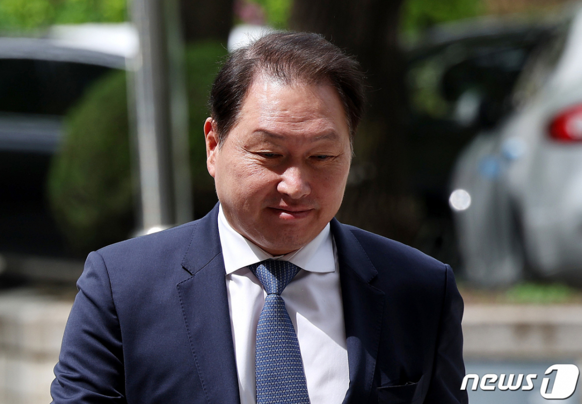 최태원 SK그룹 회장이 지난 4월 서울 서초구 고등법원에서 열린 노소영 아트센터 나비 관장과의 이혼 관련 항소심 변론기일에 출석하는 모습. /사진=뉴스1