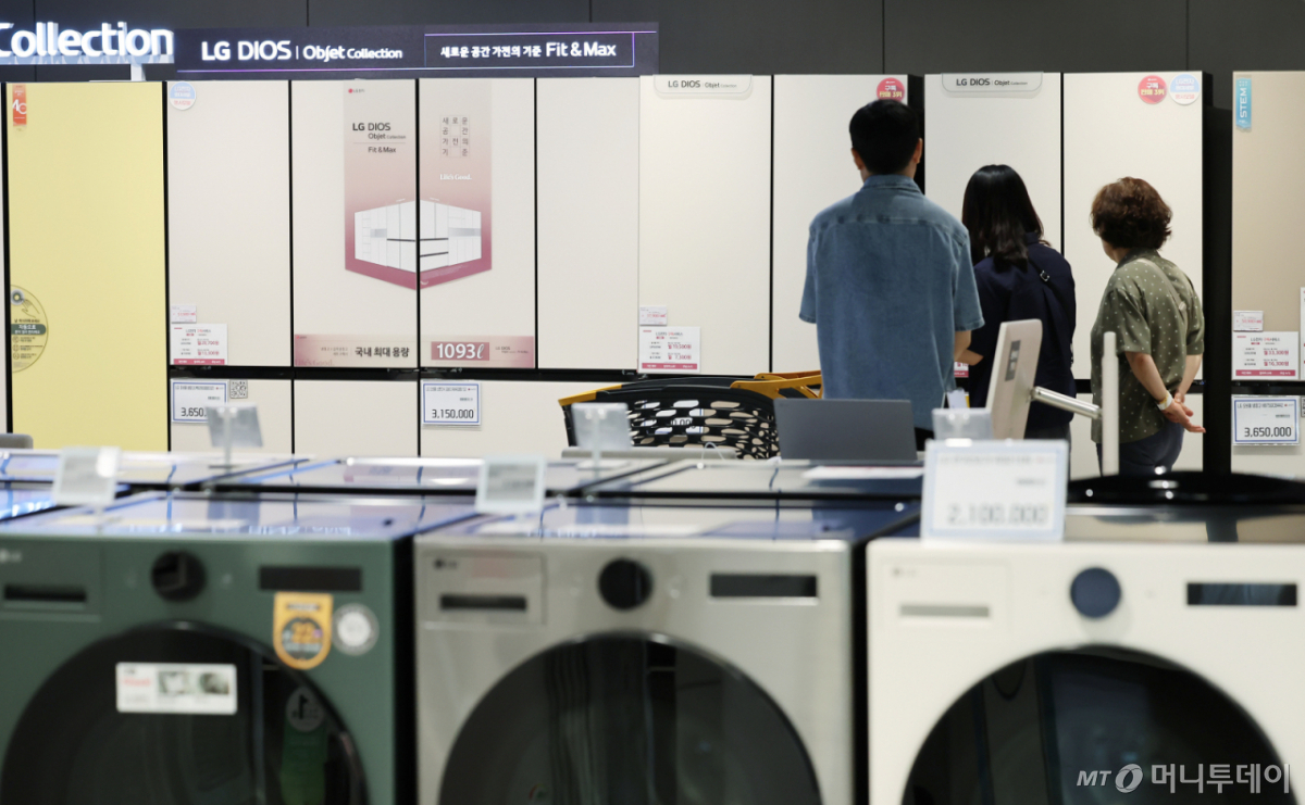 (서울=뉴스1) 장수영 기자 = 19일 서울의 한 마트 가전매장을 찾은 시민들이 냉장고를 살펴보고 있다. 정부의 추경안에 따르면 고효율 가전제품 구매가의 10%, 총 30만 원 한도로 환급하는 프로그램이 신설됐다. 대상 가전은 에너지 효율 1등급 제품으로 냉장고, 김치냉장고, 에어컨, 세탁기, 전기밥솥, 진공청소기, 공기청정기, TV, 제습기, 의류건조기, 식기세척기 등 11개 품목이다. 2025.6.19/뉴스1 Copyright © 뉴스1. All rights reserved. 무단 전재 및 재배포, AI학습 이용 금지. /사진=(서울=뉴스1) 장수영 기자