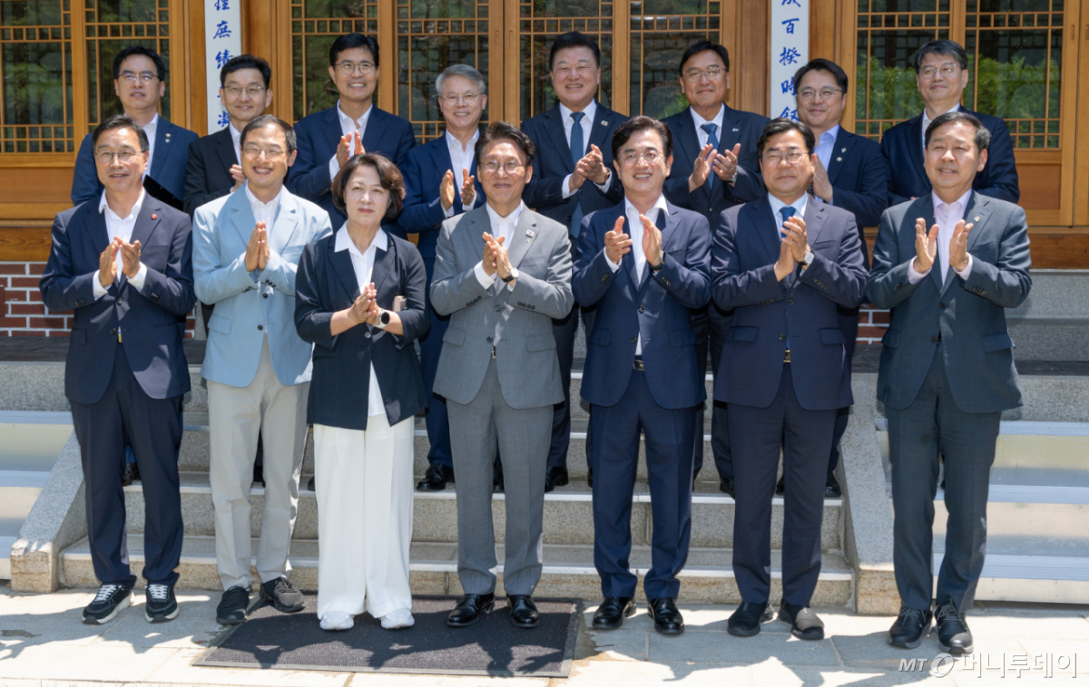 김민석 국무총리와 구윤철 부총리 겸 재정경제부 장관, 추미애 경기도지사 당선인을 비롯한 광역단체장 당선자들이 15일 오후 서울 종로구 국무총리 서울공관에서 열린 국토대전환 광역단체장 당선자 간담회에서 기념촬영을 하고 있다. /사진=뉴시스