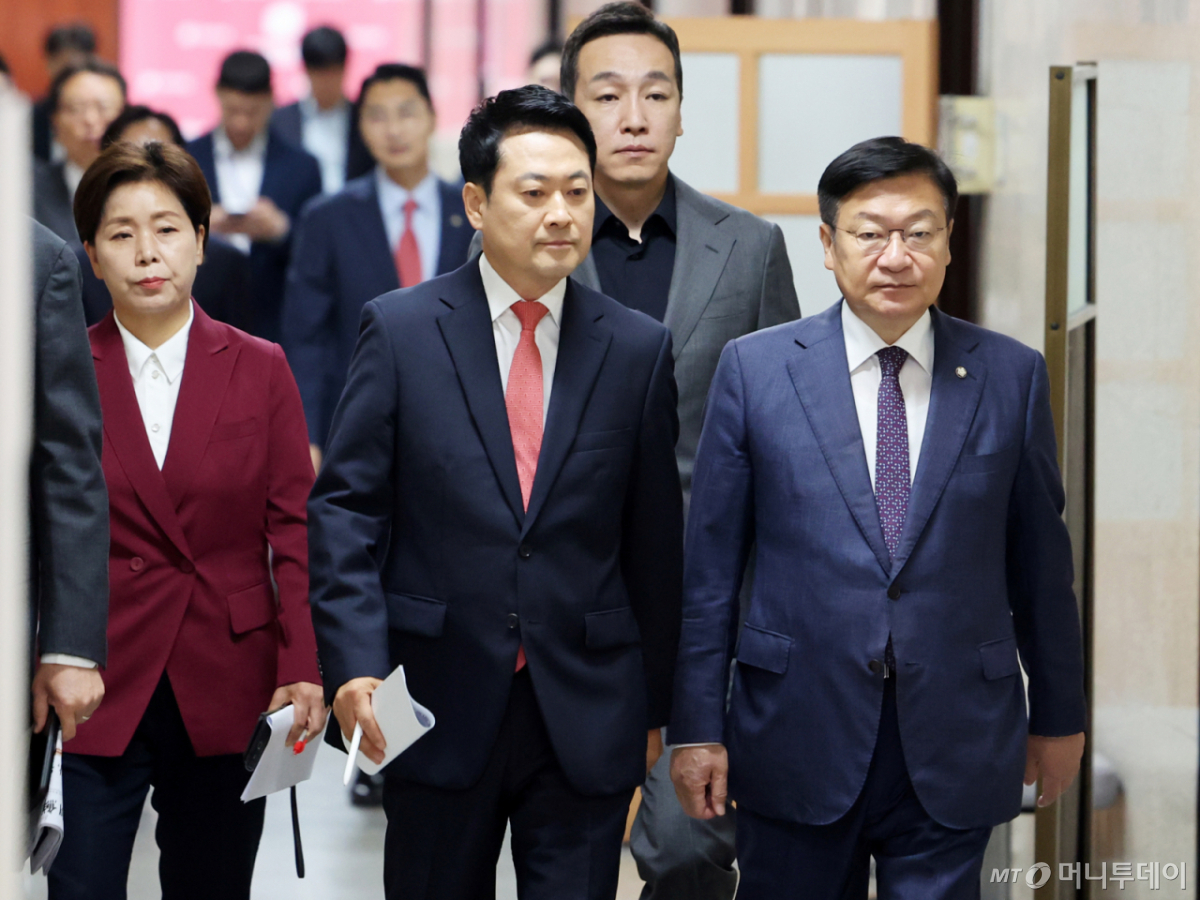 (서울=뉴스1) 황기선 기자 = 장동혁 국민의힘 대표가 15일 오전 서울 여의도 국회에서 열린 최고위원회의에 지도부들과 함께 참석하고 있다. 왼쪽부터 양향자 최고위원, 장 대표, 김민수 최고위원, 정점식 원내대표. 2026.6.15/뉴스1 Copyright © 뉴스1. All rights reserved. 무단 전재 및 재배포, AI학습 이용 금지. /사진=(서울=뉴스1) 황기선 기자