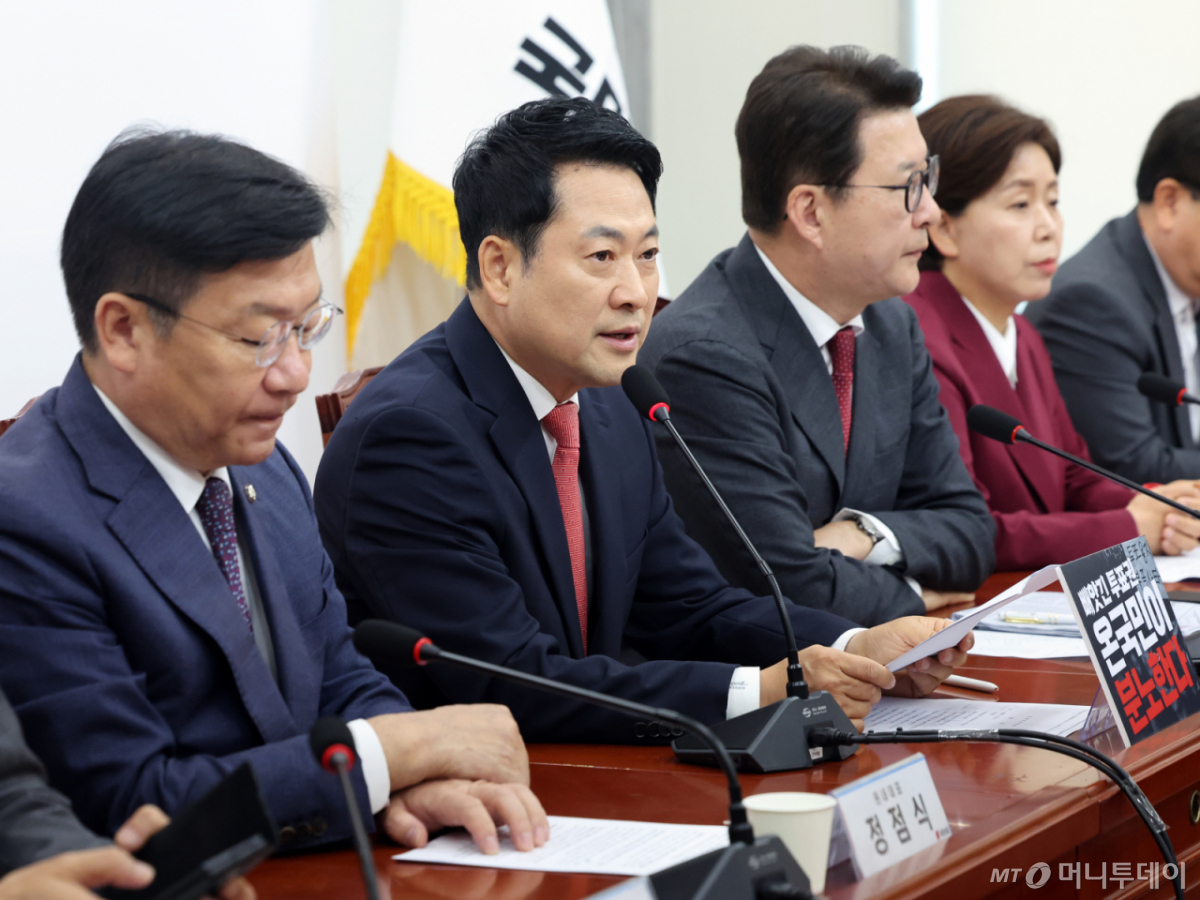 (서울=뉴스1) 황기선 기자 = 장동혁 국민의힘 대표가 15일 오전 서울 여의도 국회에서 열린 최고위원회의에서 모두발언을 하고 있다. 2026.6.15/뉴스1 Copyright © 뉴스1. All rights reserved. 무단 전재 및 재배포, AI학습 이용 금지. /사진=(서울=뉴스1) 황기선 기자