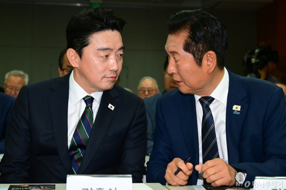 (서울=뉴스1) 황기선 기자 = 정청래 더불어민주당 대표와 강훈식 대통령 비서실장이 15일 오후 서울 마포구 연세대학교 김대중도서관에서 열린 '6·15남북정상회담 26주년 기념식 및 특별강연'에서 대화를 나누고 있다. (공동취재) 2026.6.15/뉴스1 Copyright © 뉴스1. All rights reserved. 무단 전재 및 재배포, AI학습 이용 금지. /사진=(서울=뉴스1) 황기선 기자