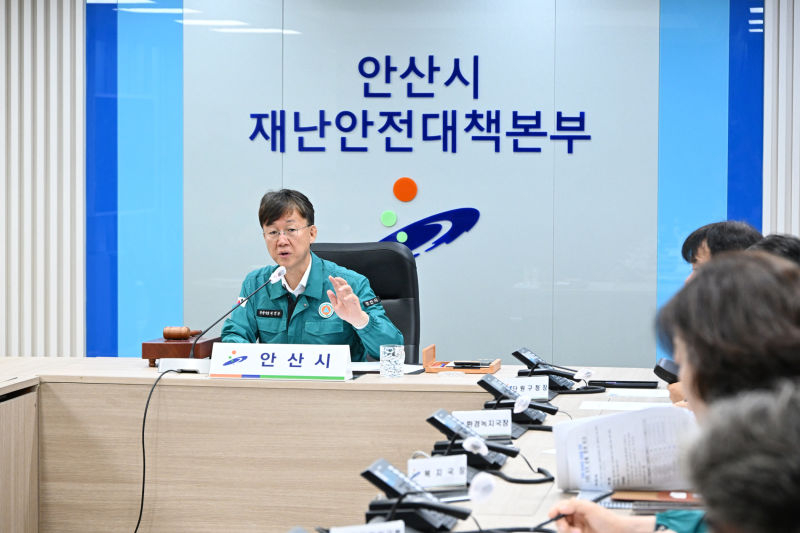 이민근 안산시장 주재로 성곡동 공장화재에 대한 사회재난 인정 여부를 심의하고 있다./사진제공=안산시