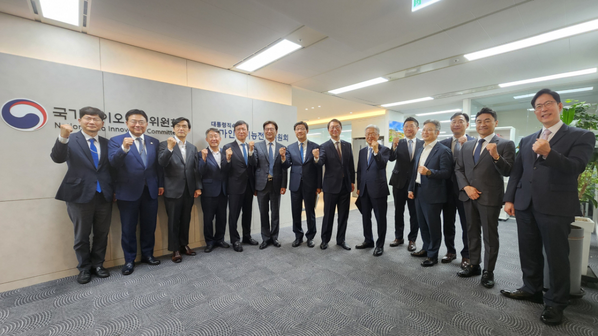 국가바이오혁신위원회(이하 혁신위)가 15일 서울 중구 서울스퀘어에서 한국제약바이오협회(이하 협회) 이사장단과 간담회를 진행했다. 사진은 기념촬영 모습./사진=한국제약바이오협회
