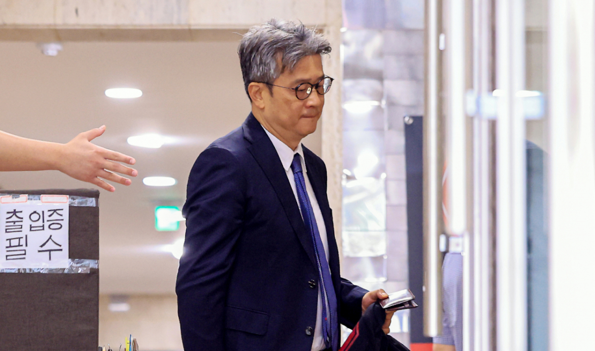(과천=뉴스1) 이호윤 기자 = 이창수 전 서울중앙지검장이 15일 경기 과천 2차 종합특검 사무실로 김건희 여사 도이치모터스 주가조작 수사 무마 의혹 관련 피의자 조사를 받기 위해 출석하고 있다./사진=뉴스1