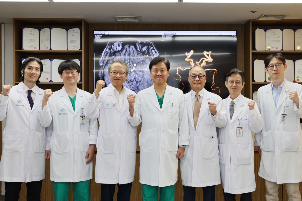 서울아산병원 뇌혈관팀이 국내 최초 뇌동맥류 치료 2만례 달성을 기념해 사진 촬영을 하고 있는 모습. /사진제공=서울아산병원