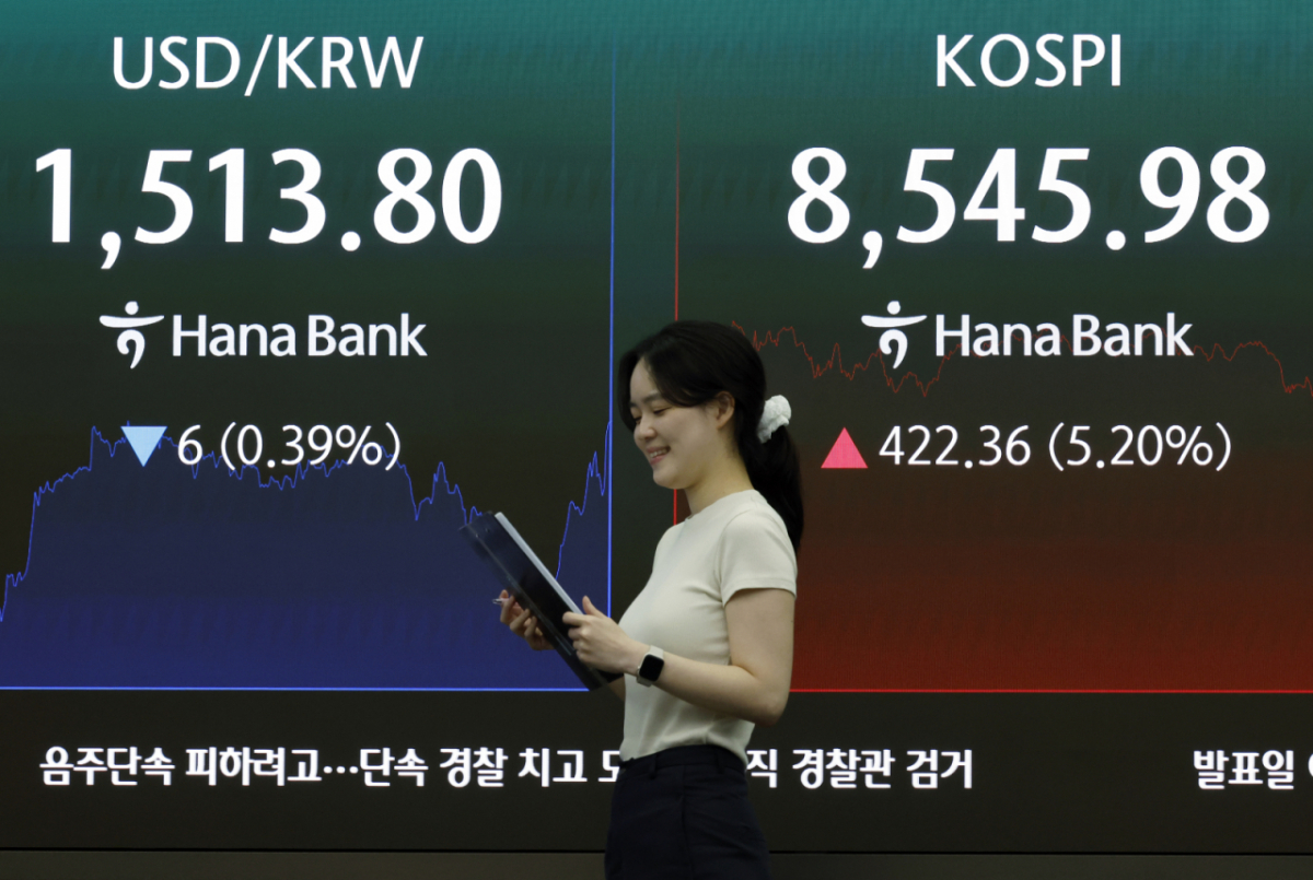 미국과 이란의 중동 전쟁 종전 양해각서(MOU) 합의 소식이 전해진 15일 서울시 중구 하나은행 딜링룸 전광판에 코스피 등 종가가 표시되고 있다. /사진제공=뉴스1