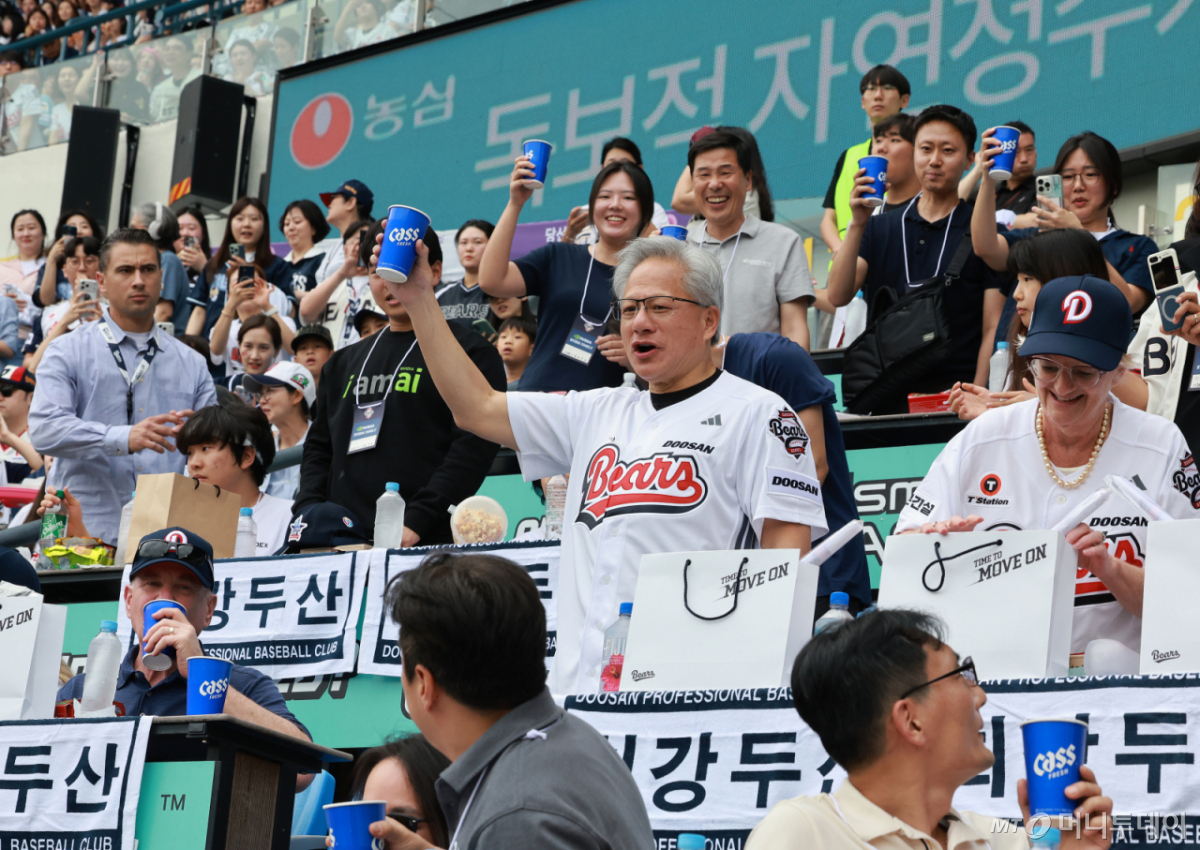 젠슨 황 엔비디아 최고경영자(CEO)가 지난 7일 서울 송파구 잠실야구장에서 열린 프로야구 '2026 신한은행 SOL KBO리그' 키움 히어로즈와 두산 베어스의 경기를 찾아 팬들과 건배를 하고 있다./사진=뉴스1
