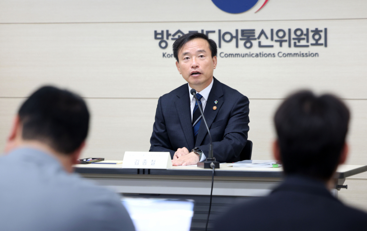 김종철 방송미디어통신위원장이 15일 경기 과천시 정부과천청사 방송미디어통신위원회에서 취임 6개월을 맞아 출입기자단과 간담회를 하고 있다./사진=뉴시스