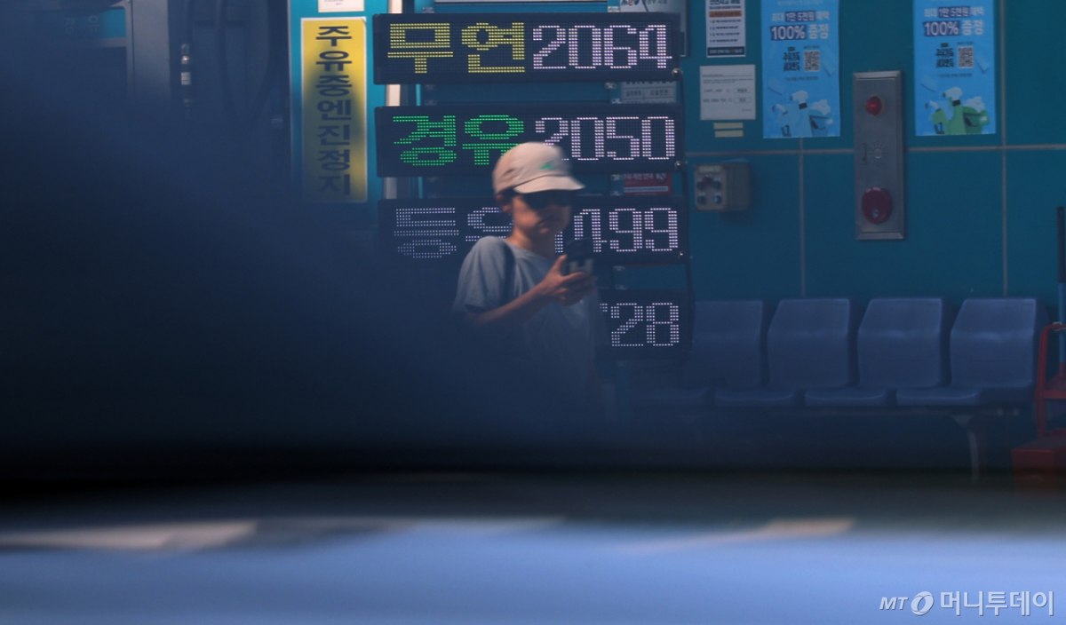 [서울=뉴시스] 최진석 기자 = 2일 국가데이터처가 발표한 5월 소비자물가동향에 따르면 지난달 소비자물가지수는 119.92로 전년 동월 대비 3.1% 상승했다. 중동전쟁 장기화로 석유류 가격 상승폭이 커지면서 물가 상승 압력을 높였다.  5월 석유류 가격은 전년 동월 대비 24.2% 상승했다. 러시아·우크라이나 전쟁이 있었던 2022년 7월(35.2%) 이후 46개월 만에 가장 큰 상승폭을 나타냈다. 사진은 이날 오전 서울 한 주유소의 모습. 2026.06.02. myjs@newsis.com /사진=최진석