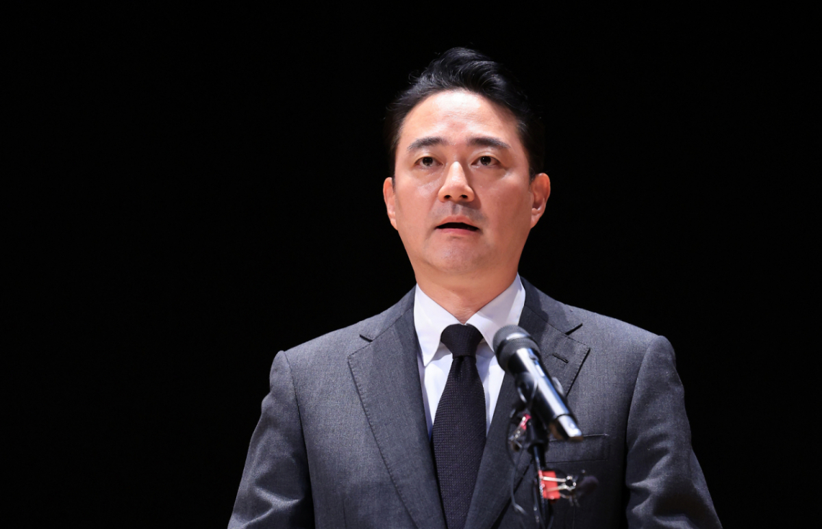 홍정도 중앙그룹 부회장이 15일 서울 마포구 중앙일보빌딩에서 계열사 기업회생절차 신청과 관련해 입장을 발표하고 있다. /사진=뉴스1