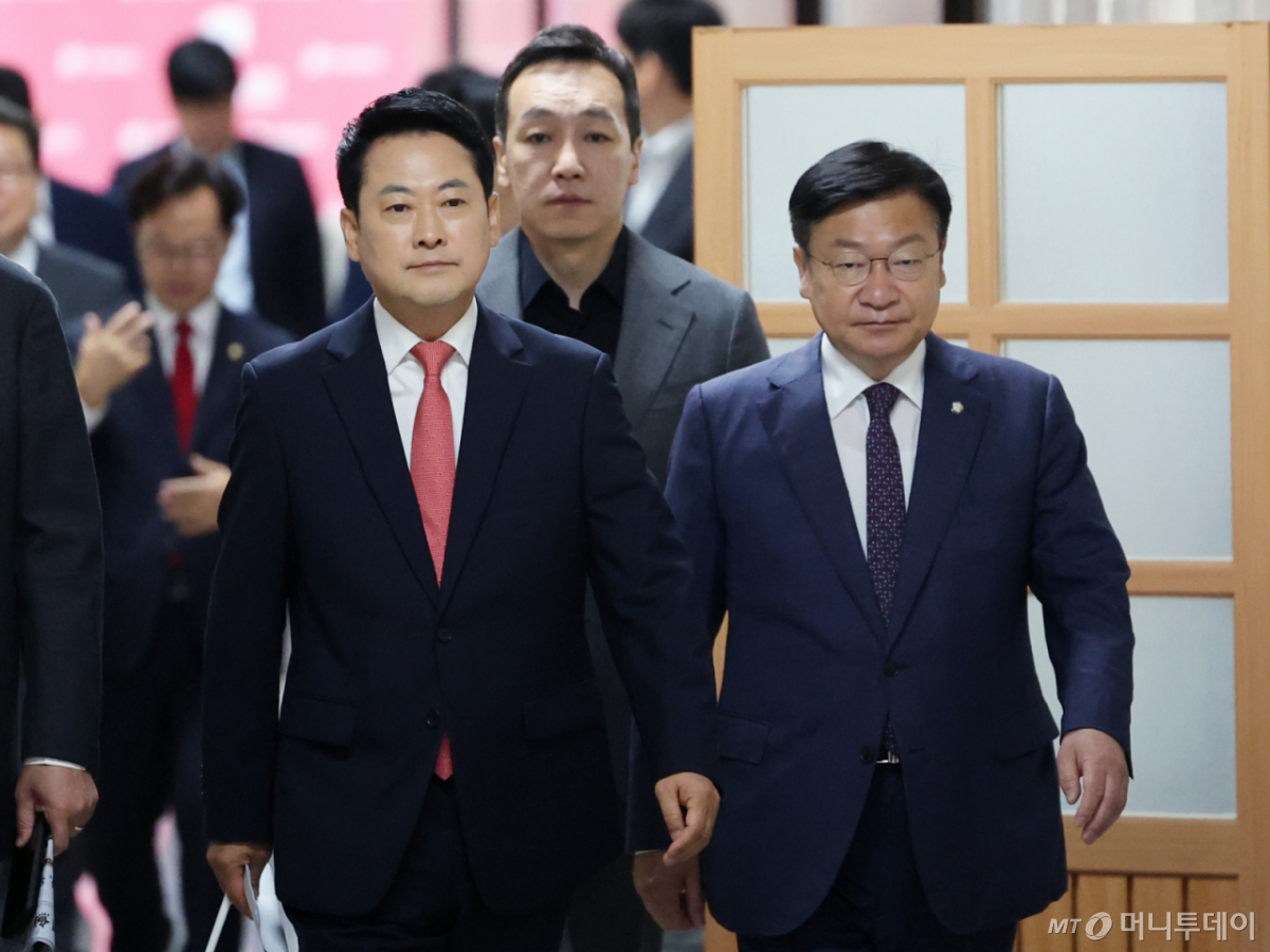 (서울=뉴스1) 황기선 기자 = 국민의힘 장동혁 대표와 정점식 원내대표가 15일 오전 서울 여의도 국회에서 열린 최고위원회의에 참석하고 있다. 2026.6.15/뉴스1 Copyright © 뉴스1. All rights reserved. 무단 전재 및 재배포, AI학습 이용 금지. /사진=(서울=뉴스1) 황기선 기자