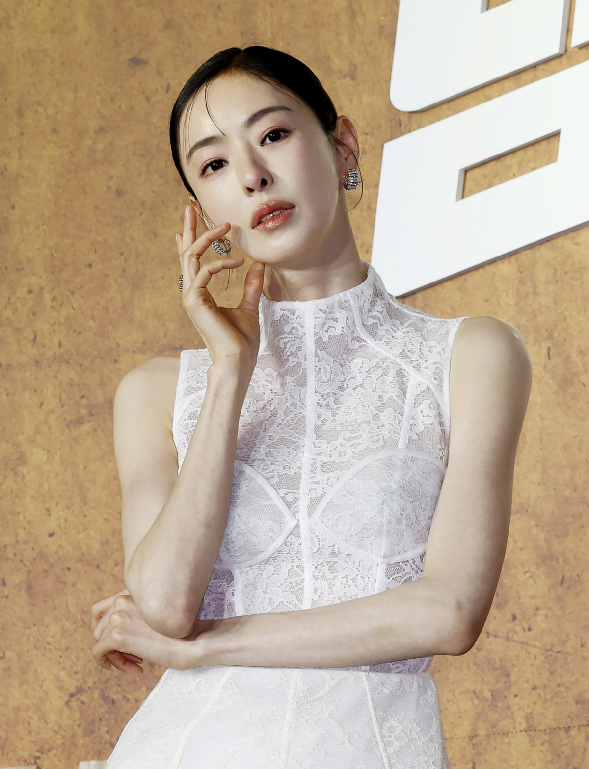 배우 이다희가 과감한 시스루 드레스를 완벽하게 소화했다. /사진=뉴시스