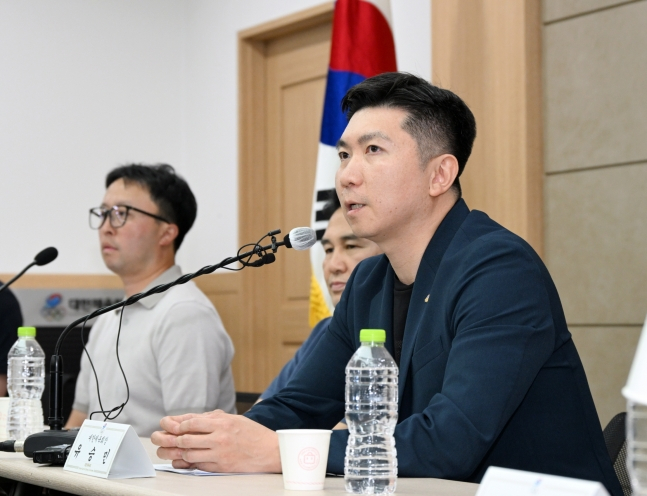 유승민 대한체육회 회장이 15일 서울 올림픽파크텔에서 대한민국 체육인 공동 기자회견을 열고 체육행정 공간 출입 제한으로 인한 피해 상황을 알리고 있다. /사진=대한체육회 제공