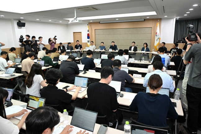 대한체육회와 회원종목 단체가 15일 서울 올림픽파크텔에서 대한민국 체육인 공동 기자회견을 열고 체육행정 공간 출입 제한으로 인한 피해 상황을 알리고 있다. /사진=대한체육회 제공