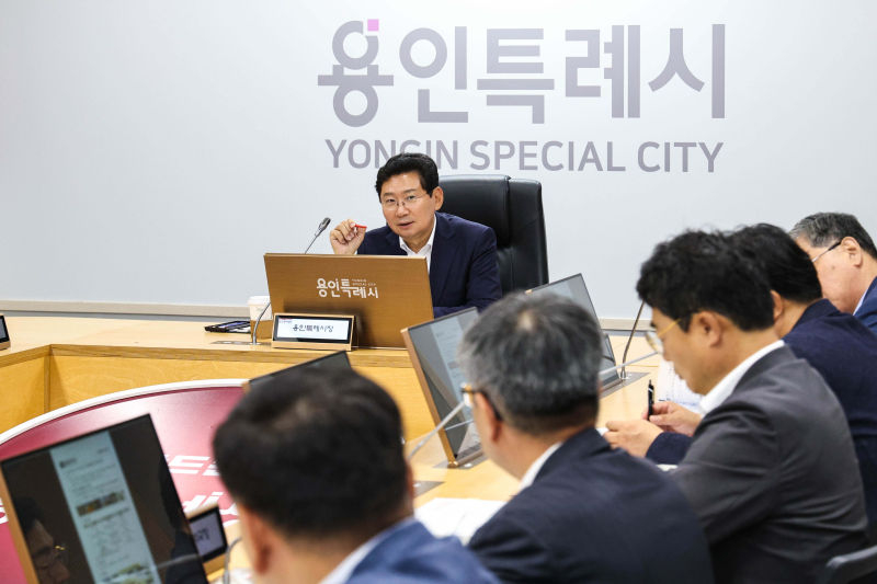 이상일 용인특례시장이 15일 시청 영상회의실에서 열린 간부회의에서 반다비 체육센터 건립 당위성을 설명하고 있다./사진제공=용인시