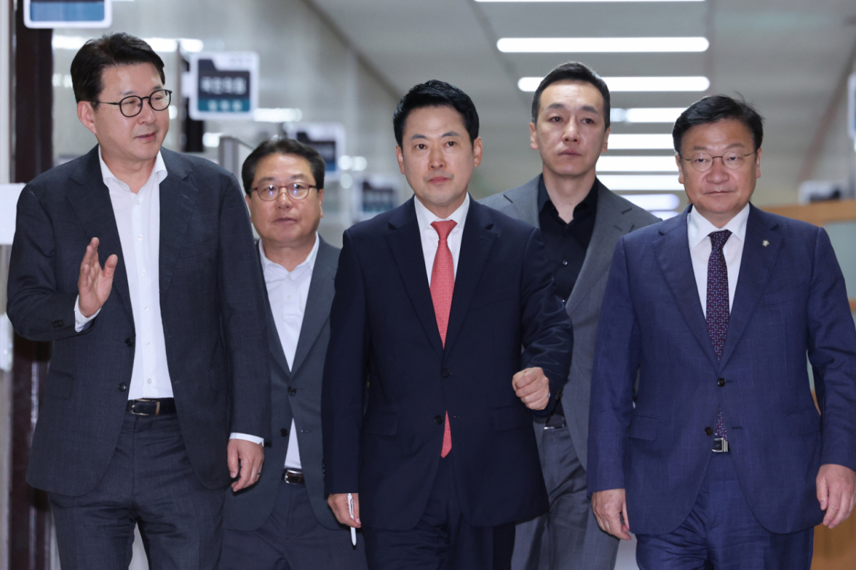 장동혁 국민의힘 대표가 15일 서울 여의도 국회에서 열린 비공개 긴급 최고위원회의에 참석하고 있다. 2026.6.15/사진=뉴스1 Copyright © 뉴스1. All rights reserved. 무단 전재 및 재배포, AI학습 이용 금지.