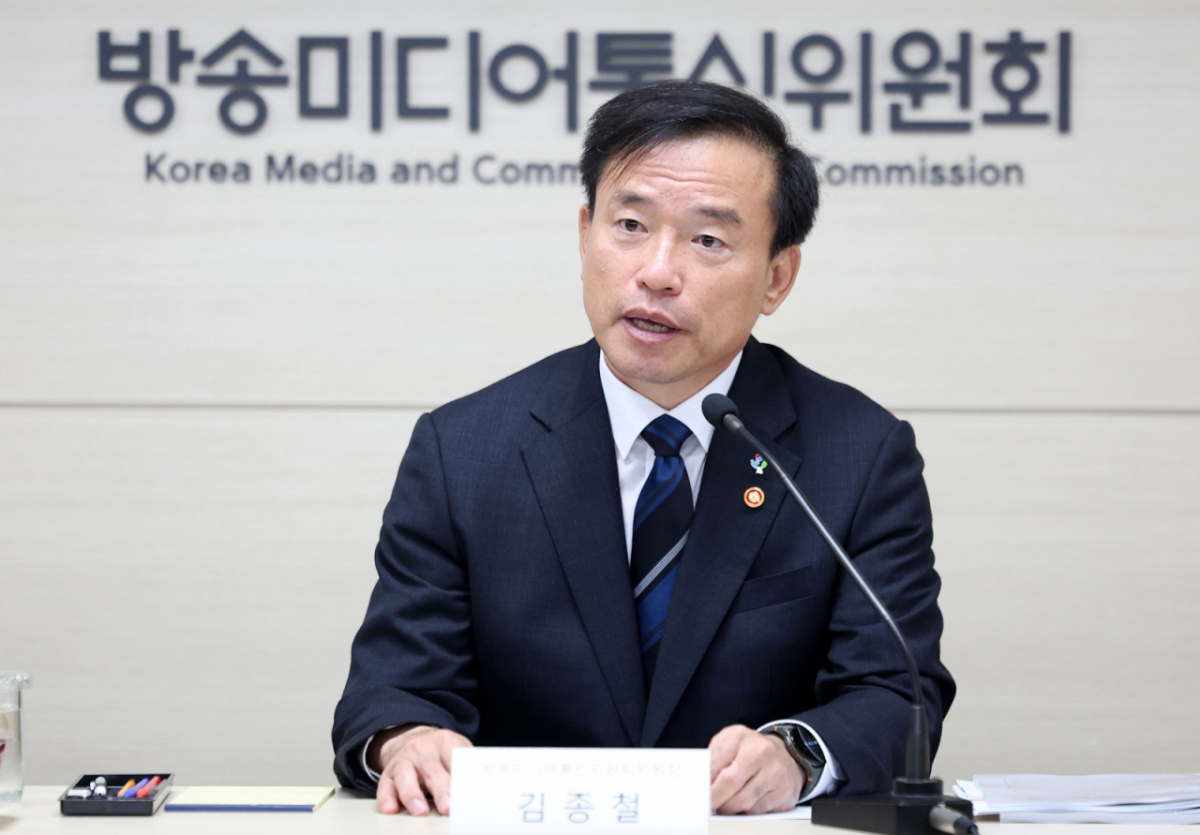 김종철 방송미디어통신위원장이 15일 정부과천청사 방미통위에서 취임 6개월을 맞아 출입기자단과 간담회를 하고 있다. /과천(경기)=뉴시스