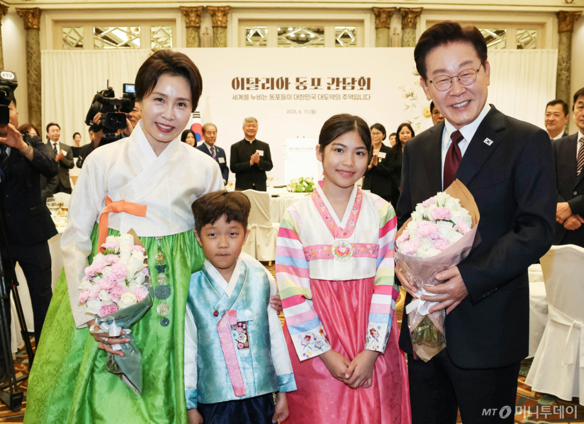 [로마=뉴시스] 최동준 기자 = 이재명 대통령과 김혜경 여사가 15일(현지 시간) 이탈리아 로마 한 호텔에서 열린 동포 오찬 간담회에서 화동과 기념촬영을 하고 있다. 2026.06.15. photocdj@newsis.com /사진=