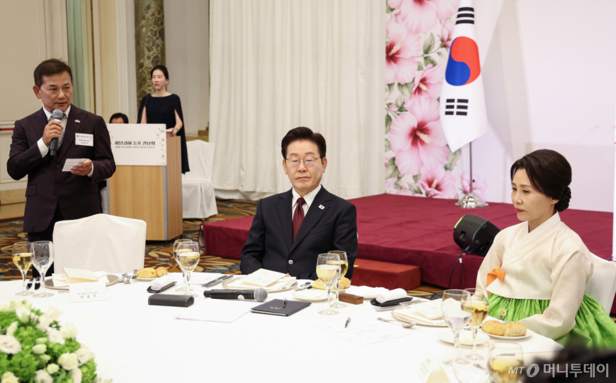 (로마(이탈리아)=뉴스1) 허경 기자 = 이재명 대통령과 김혜경 여사가 15일(현지시간) 이탈리아 로마 한 호텔에서 열린 동포 오찬간담회에서 박용주 한인회장의 발언을 듣고 있다. 2026.6.15/뉴스1 Copyright © 뉴스1. All rights reserved. 무단 전재 및 재배포, AI학습 이용 금지. /사진=(로마(이탈리아)=뉴스1) 허경 기자