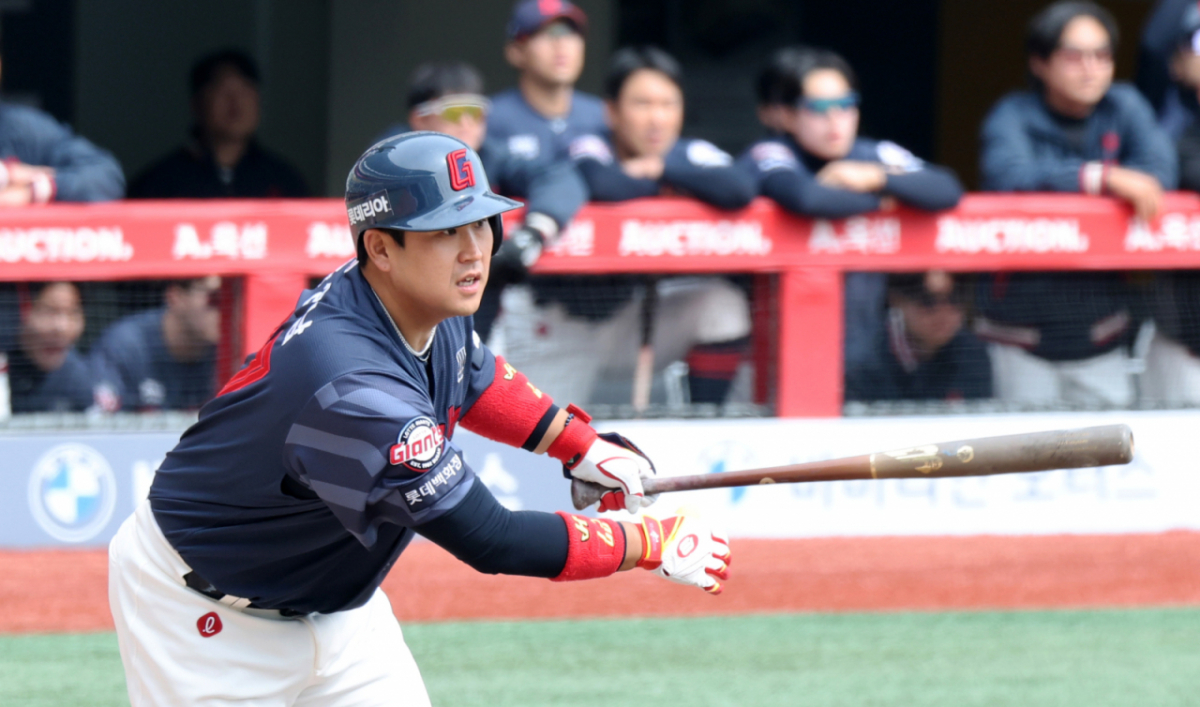 롯데 유강남이 3월 24일 인천 SSG랜더스필드에서 열린 SSG 랜더스와 시범경기에서 안타를 날리고 있다. /사진=강영조 선임기자