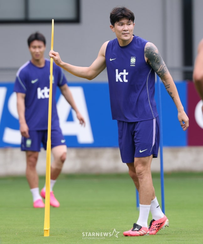 대한민국 축구 국가대표팀이 2026 북중미월드컵을 앞두고 8일 멕시코 과달라하라 치바스 베르데 바예에서 훈련을 진행했다. 김민재가 패싱패턴 훈련을 하고 있다. /사진=김진경 대기자.