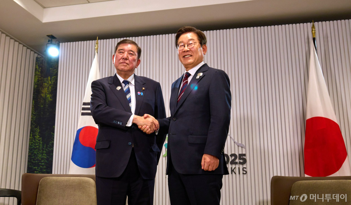 (서울=뉴스1) 박지혜 기자 = 이재명 대통령이 17일(현지시간) 캐나다 앨버타주 캐내내스키스 주요 7개국(G7) 정상회의장에서 이시바 시게루 일본 총리와 한·일 정상회담을 하고 있다. (대통령실 제공. 재판매 및 DB 금지) 2025.6.19/뉴스1 Copyright © 뉴스1. All rights reserved. 무단 전재 및 재배포, AI학습 이용 금지. /사진=(서울=뉴스1) 박지혜 기자