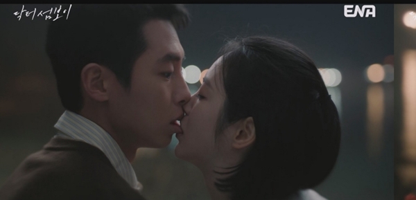 ENA 월화드라마 '닥터 섬보이'./사진=ENA 월화드라마 '닥터 섬보이' 5회 영상 캡처