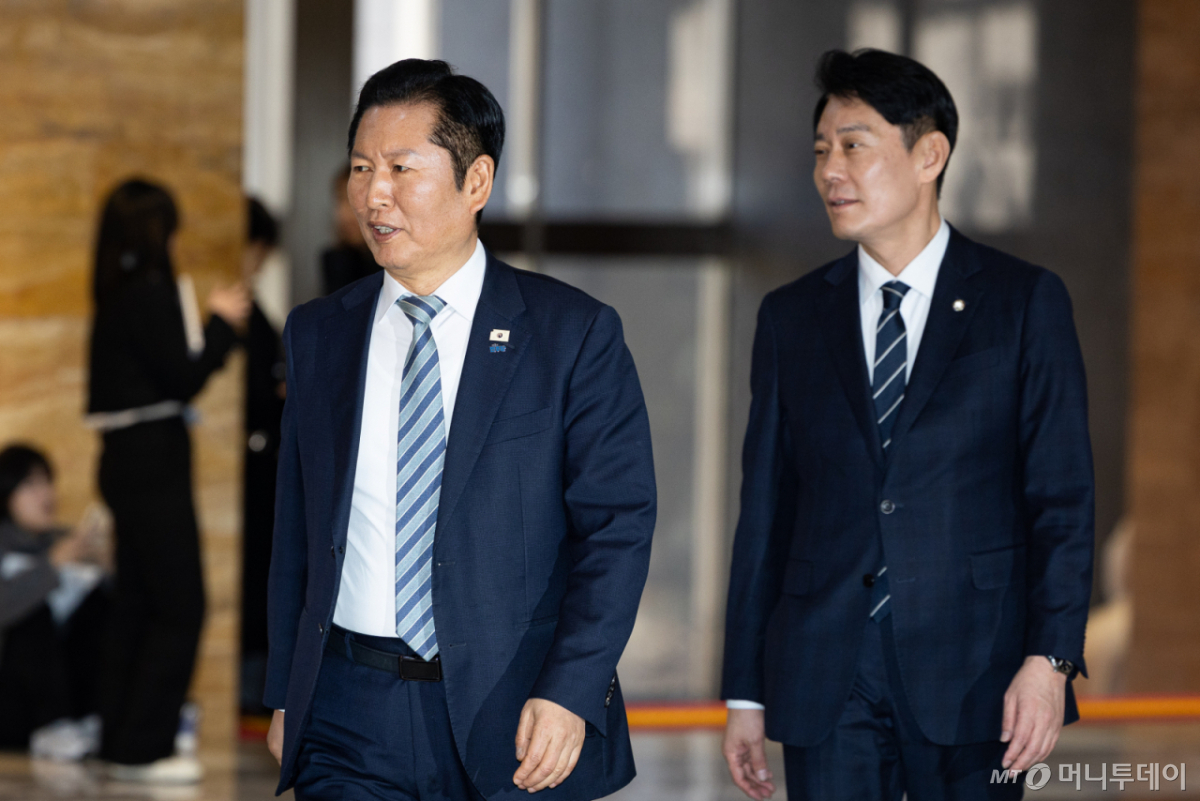 (서울=뉴스1) 유승관 기자 = 정청래 더불어민주당 대표가 25일 서울 여의도 국회에서 열린 비공개 의원총회에 참석하고 있다. 오른쪽은 한민수 당대표 비서실장. 2026.2.25/뉴스1 Copyright © 뉴스1. All rights reserved. 무단 전재 및 재배포, AI학습 이용 금지. /사진=(서울=뉴스1) 유승관 기자