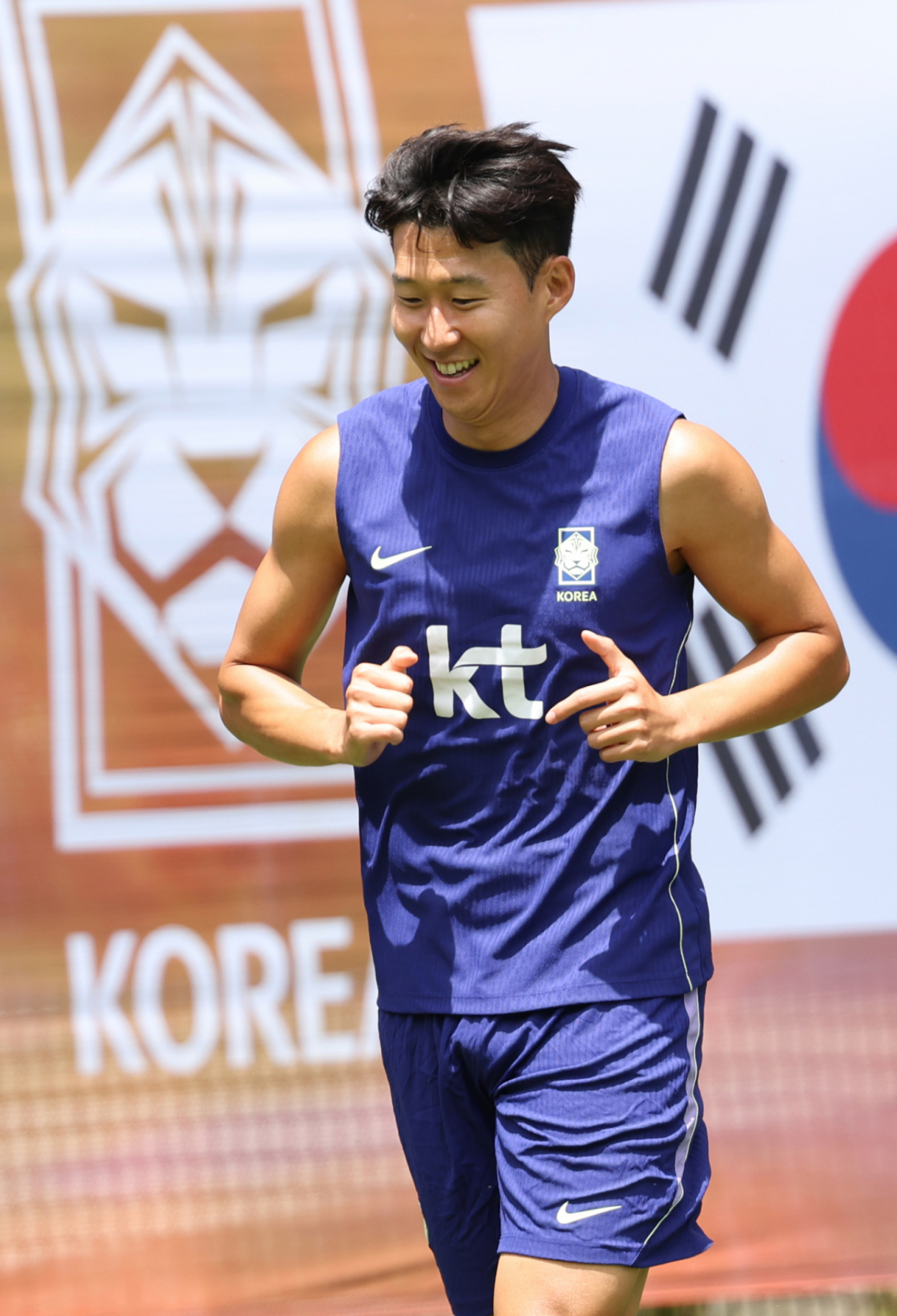 대한민국 축구 국가대표팀이 2026 북중미월드컵 A조 2차 예선을 앞두고 15일 멕시코 과달라하라 치바스 베르데 바예에서 훈련을 진행했다. 손흥민을 비롯한 선수들이 러닝 훈련을 하고 있다. /사진=김진경 대기자